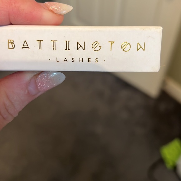 Battington Eyelashes - Picture 2 of 3